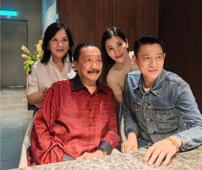 西亚 和小姨子吃高档西餐 华仔合影拘谨pg电子中文模拟器63岁刘德华在马来(图6)