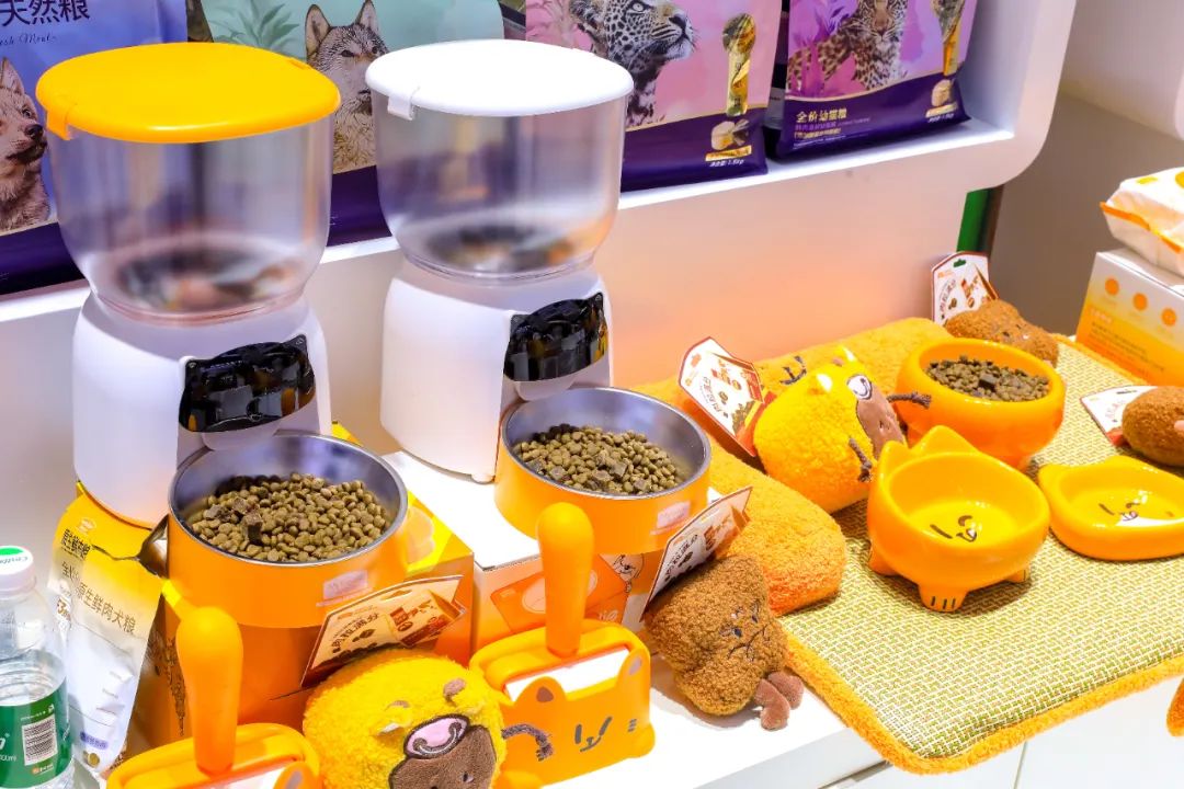 !宠物产业3000亿元市场大爆发行业上市公司“涨”声一片pg电子中文模拟器能给主人“打电话”的宠物智能手机也来了(图9) !宠物产业3000亿元市场大爆发行业上市公司“涨”声一片pg电子中文模拟器能给主人“打电话”的宠物智能手机也来了(图9)